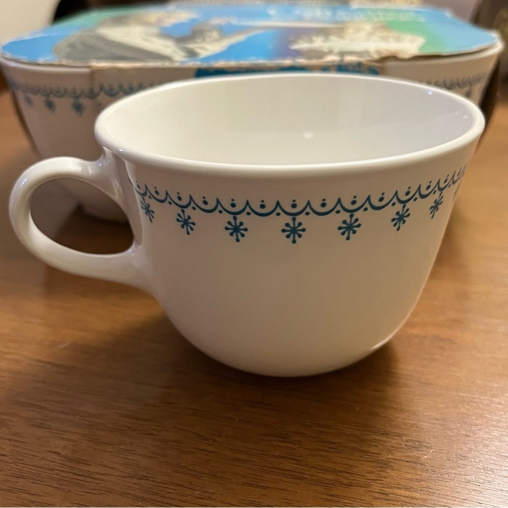 Corelle Snowflake Blue 4 Coffee Cups in Original Box NOS Mid Century USA